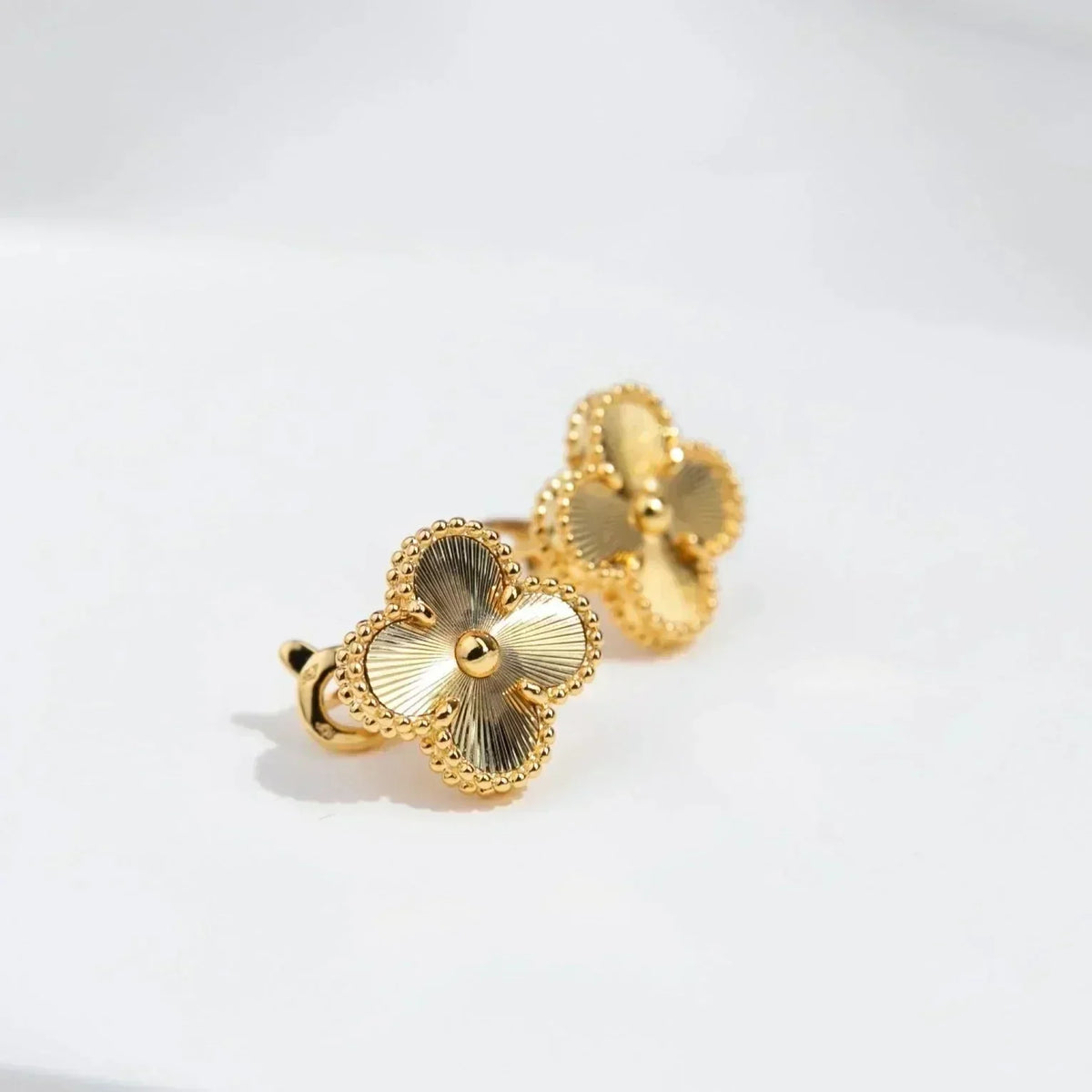 [Stellar Jewelry]CLOVER MEDIUM 1 MOTIFS LASER EARRINGS