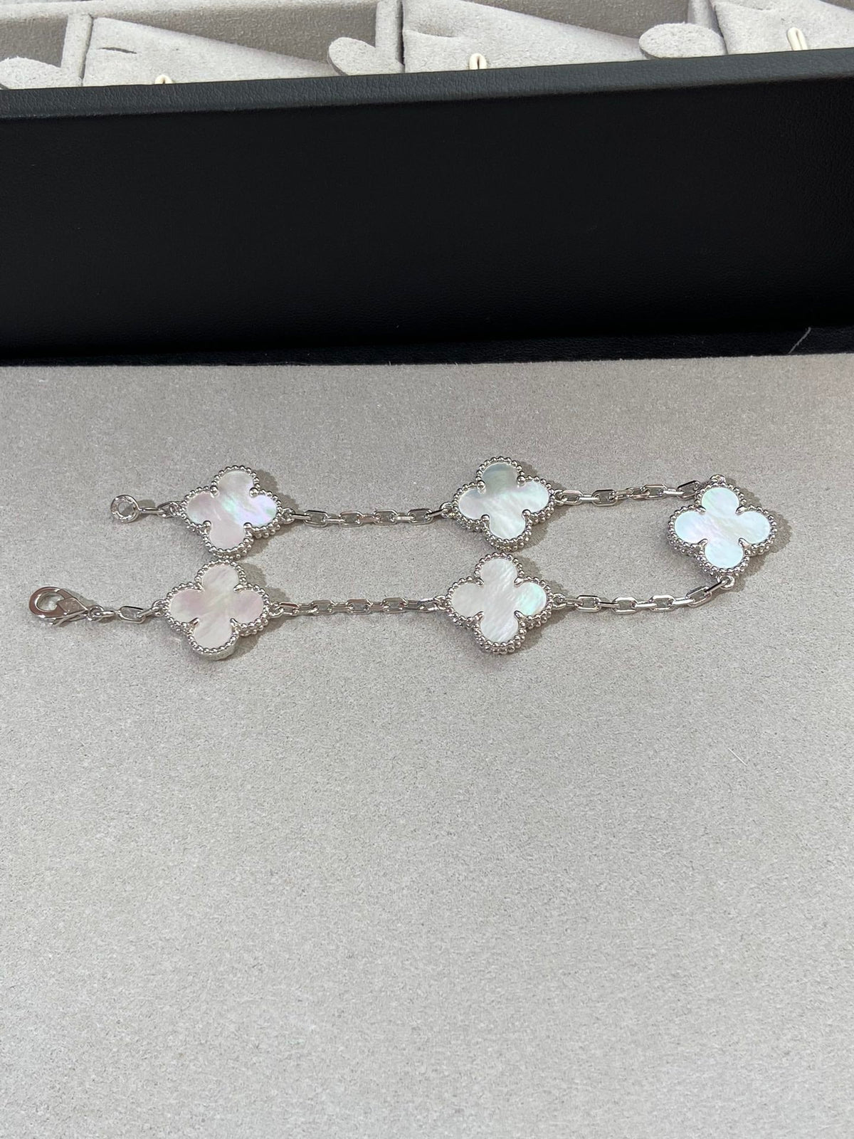 [Stellar Jewelry]CLOVER WHITE PEARL MOP 5 MOTIF BRACELET COLLECTION
