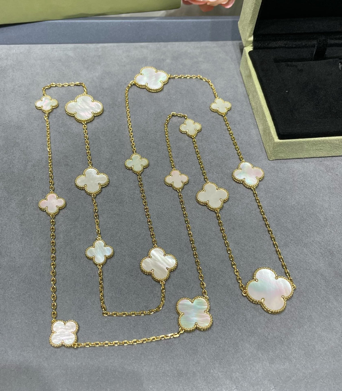[Stellar Jewelry]CLOVER 16 MOTIF WHITE MOP GOLD NECKLACE