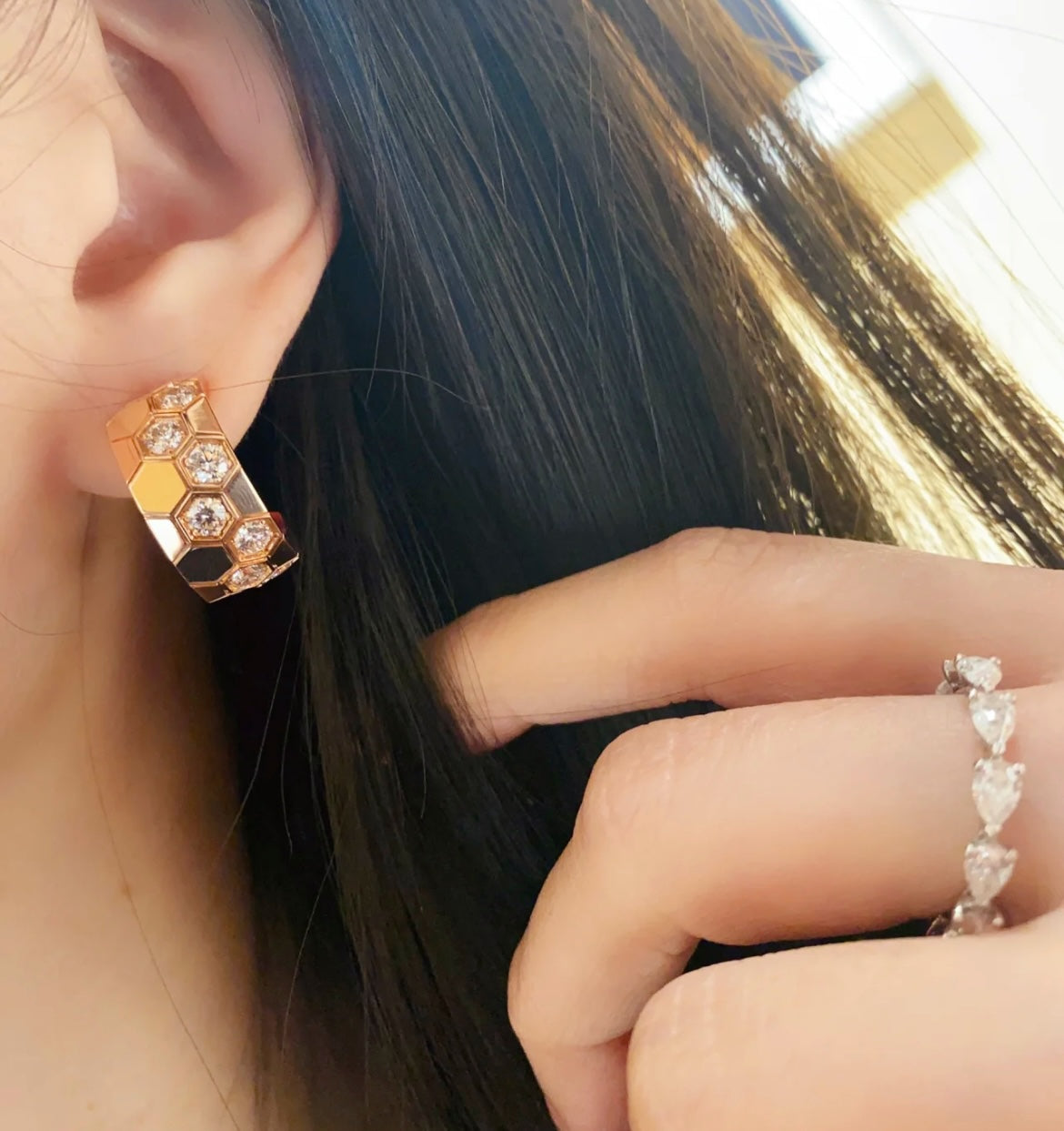 [Stellar Jewelry]BEE LOVE DIAMOND HOOP EARRINGS