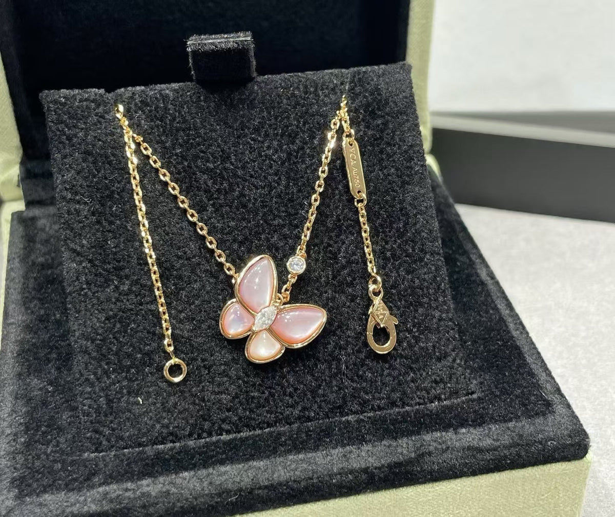 [Stellar Jewelry]BUTTERFLY PINK MOTHER-OF-PEARL DIAMOND NECKLACE