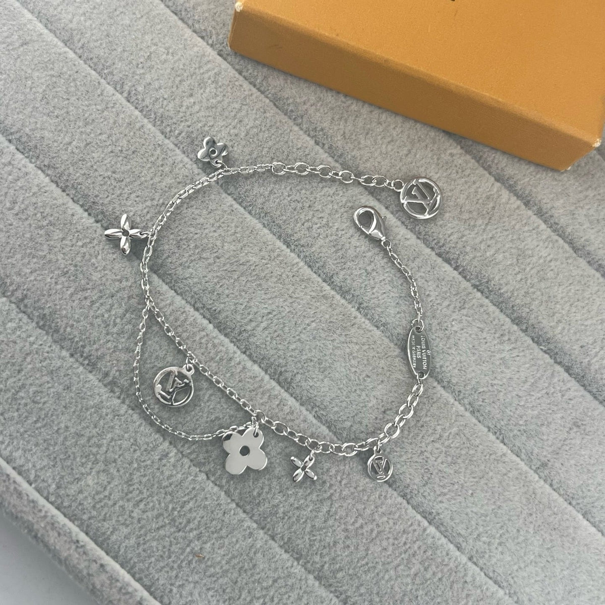 [Stellar Jewelry]SMOOTH MULTI FLOWER BRACELET