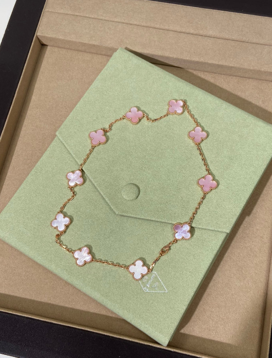 [Stellar Jewelry Jewellery] Pink Necklace with Ten Clover Designs