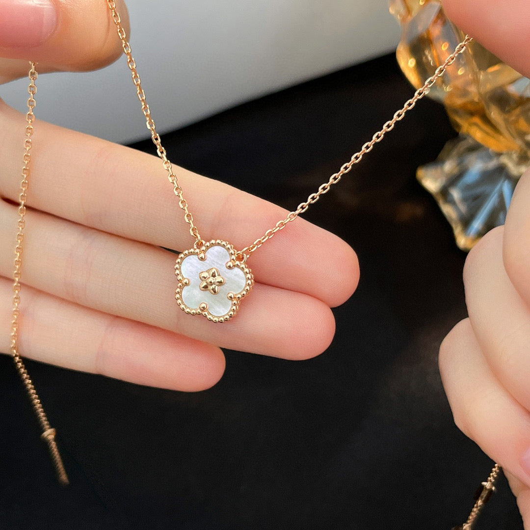 [Stellar Jewelry]LUCKY  WHITE MOP  PLUM BLOSSOM NECKLACE