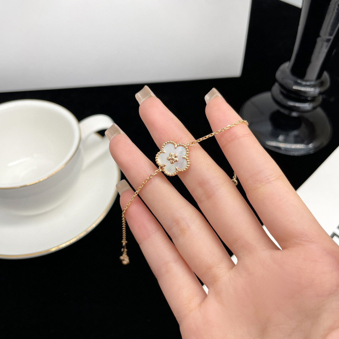 [Stellar Jewelry]LUCKY WHITE MOP PLUM BLOSSOM  BRACELET