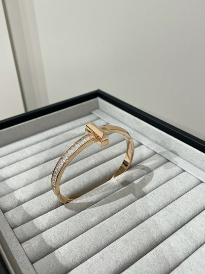 [Stellar jewels]WIDE HINGED BANGLE PINK GOLD WITH BAGUETTE DIAMONDS