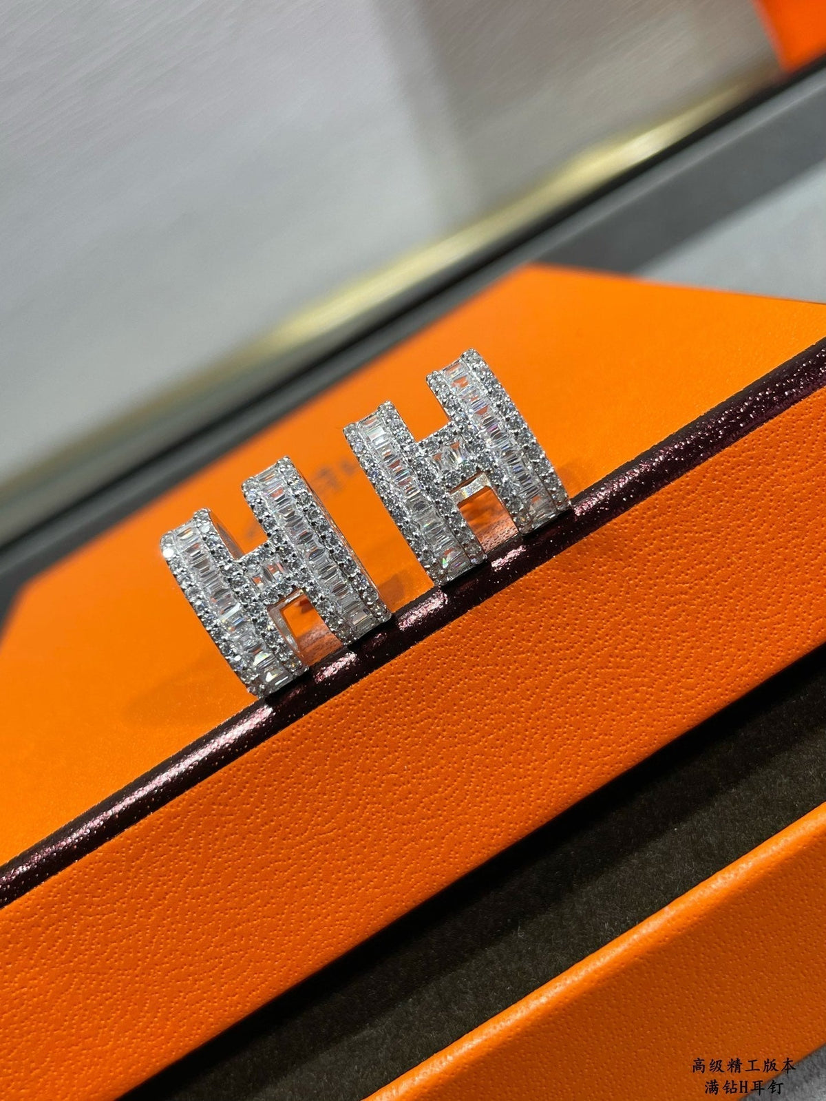[Stellar Jewelry]H STUD EARRINGS WITH SILVER DIAMONDS