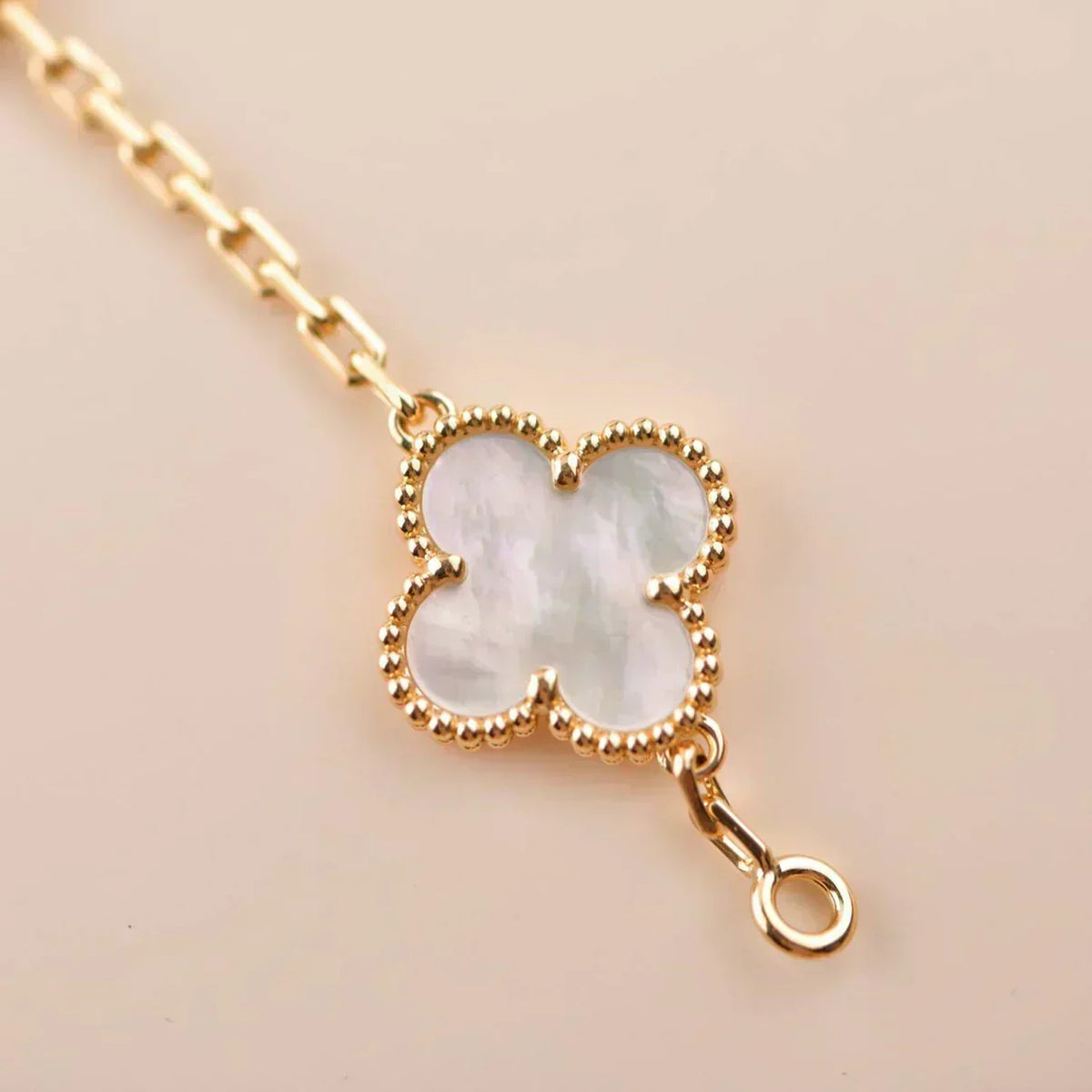 [Stellar Jewelry]CLOVER WHITE PEARL MOP 5 MOTIF BRACELET COLLECTION